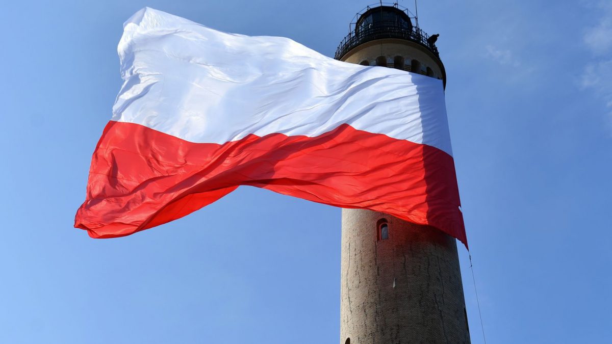 Ba Lan, quê hương của nhiều tác phẩm văn học và âm nhạc nổi tiếng, cũng có một Quốc kỳ đầy ý nghĩa. Màu đỏ và trắng tượng trưng cho hai giá trị quan trọng là sức mạnh và hy vọng. Bên cạnh đó, chiếc chim trên cờ cũng thể hiện sự tự do và độc lập của Ba Lan. Hãy cùng khám phá chi tiết hình ảnh của Quốc kỳ Ba Lan!