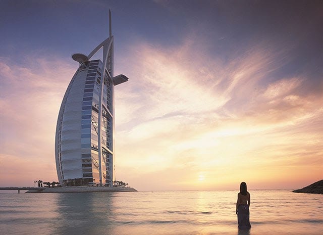 Khám phá khách sạn cánh buồn ở Dubai – Khách sạn xa hoa bậc nhất thế giới