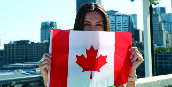 Hãy khám phá Quốc kỳ Canada với những màu sắc tươi tắn, cùng hình ảnh lá phong bất tận! Quốc kỳ này thể hiện sự đoàn kết và đa dạng văn hóa của Canada - một quốc gia đang phát triển nhanh chóng trên thế giới. Hãy cùng chiêm ngưỡng và học hỏi từ Quốc kỳ Canada nhé!