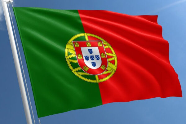 Bồ Đào Nha không chỉ có những đặc sản thức ăn ngon mà còn là cả một câu chuyện lịch sử. Với thiết kế của mình, chiếc cờ đỏ xanh Bồ Đào Nha giấu đằng sau mình những bí mật, thăng trầm của lịch sử đất nước này. Khám phá sự thật về cây cờ này và cảm nhận sự giàu có, mạnh mẽ của đất nước Bồ Đào Nha.