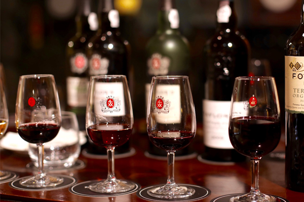 Rượu vang Bồ Đào Nha nổi tiếng với hương thơm đặc trưng và vị tuyệt vời khó có thể quên. Năm 2023, rượu vang Bồ Đào Nha đang được rất nhiều người yêu thích và cũng được đánh giá cao trên thị trường thế giới. Hãy đến và tìm hiểu loại rượu vang đặc trưng của Bồ Đào Nha để thưởng thức hương vị ngon lành này.